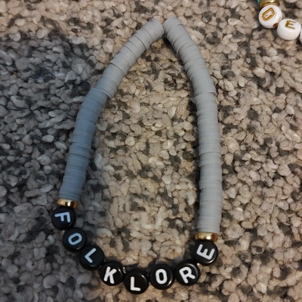 Taylor Swift Colorful Beaded Bracelets Set - Picture 6 of 8